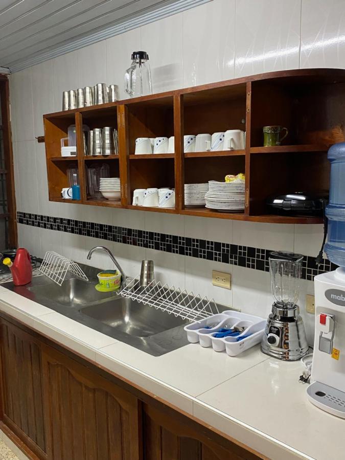 Tambo Hostel Летісія Екстер'єр фото